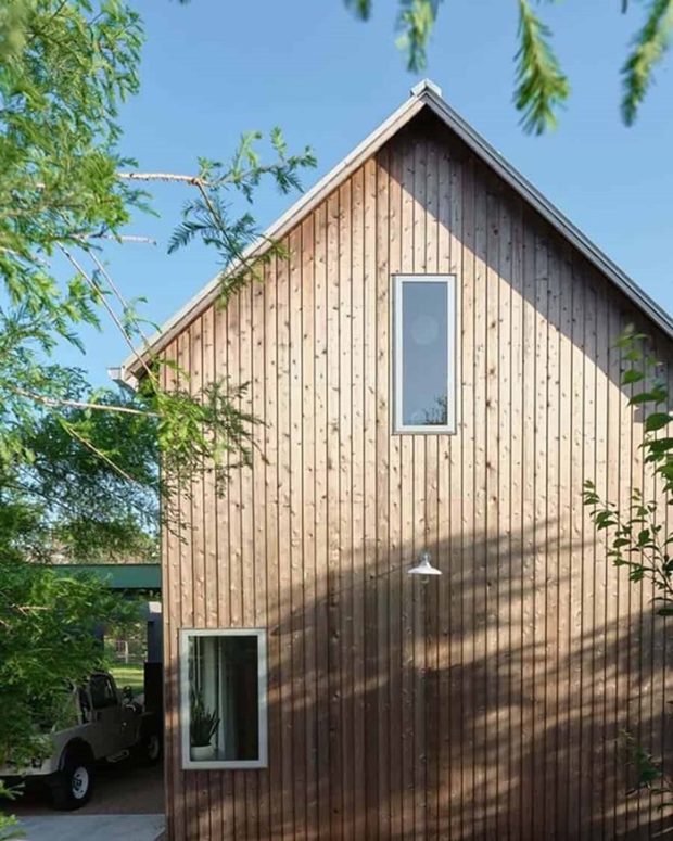 บ้านหลังคาจั่วสูงสไตล์โรงนาโมเดิร์น