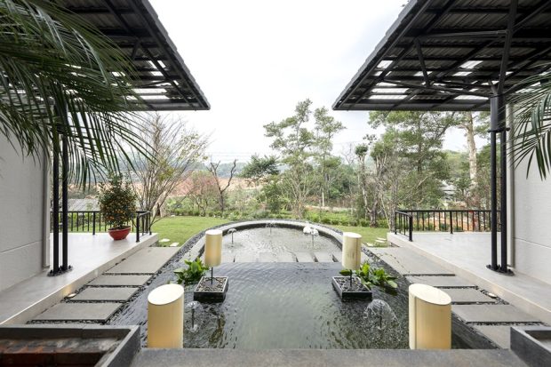 ลานและสวนน้ำขนาดใหญ่กลางบ้าน