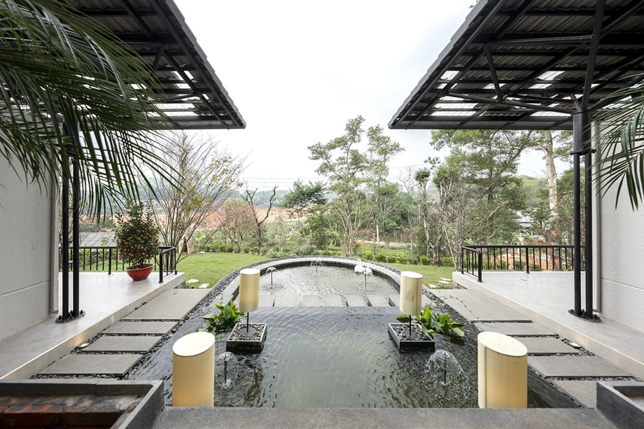 ลานและสวนน้ำขนาดใหญ่กลางบ้าน