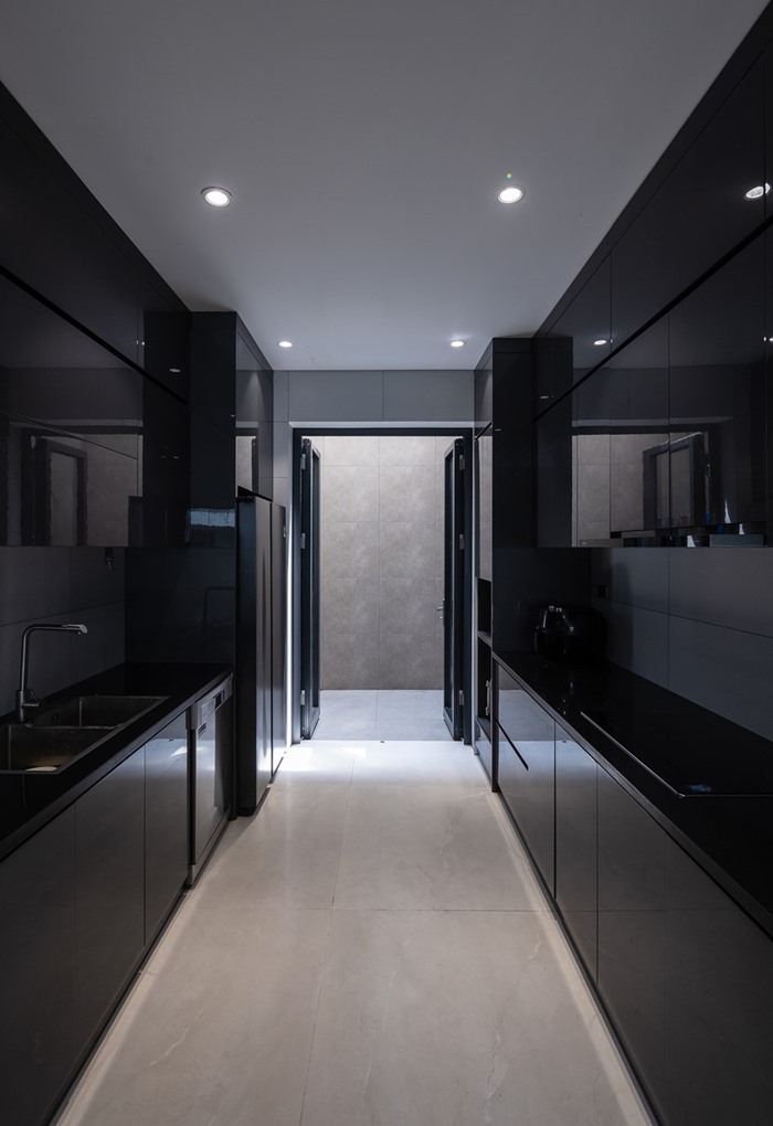 ครัวสไตล์โมเดิร์นสีดำเงา high gloss