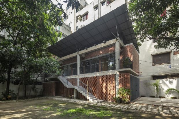 บ้านหลังคาเพงิหมาแหงนผนังอิฐโชว์แนว