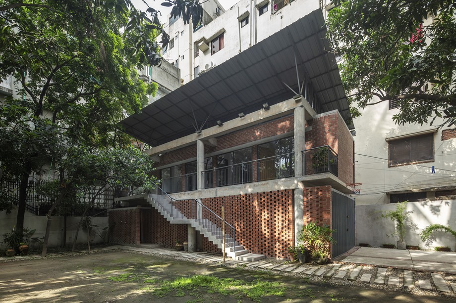 บ้านหลังคาเพงิหมาแหงนผนังอิฐโชว์แนว