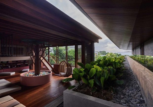 ห้องเด็กเล่นเปิดเชื่อมวิวเมืองและสวน