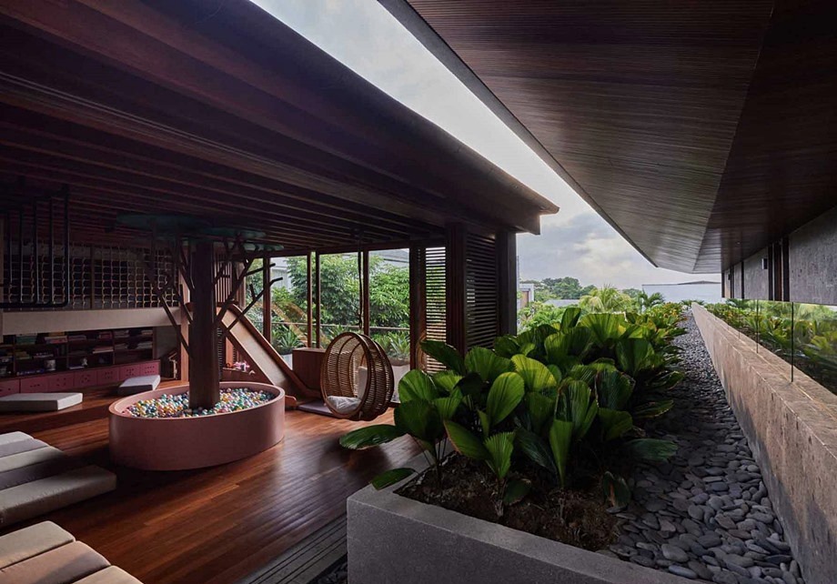 ห้องเด็กเล่นเปิดเชื่อมวิวเมืองและสวน