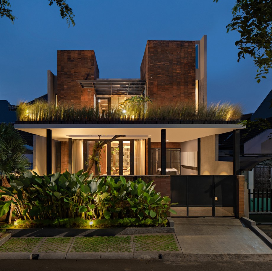 บ้านโมเดิร์นทรอปิคอลโครงสร้างอิฐและเหล็ก