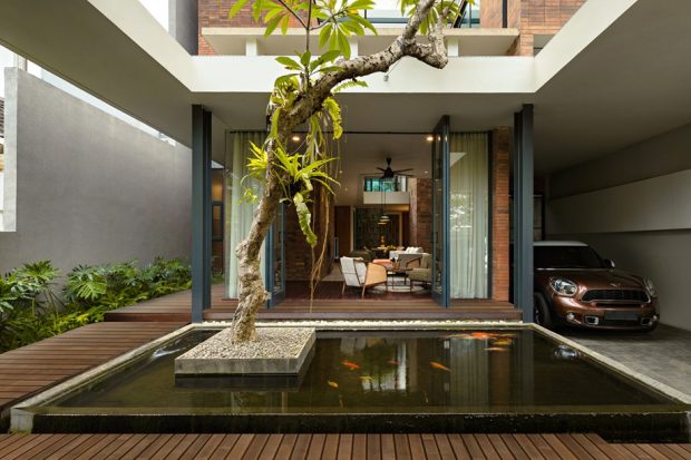 open space กลางบ้านจัดสวนและบ่อปลา