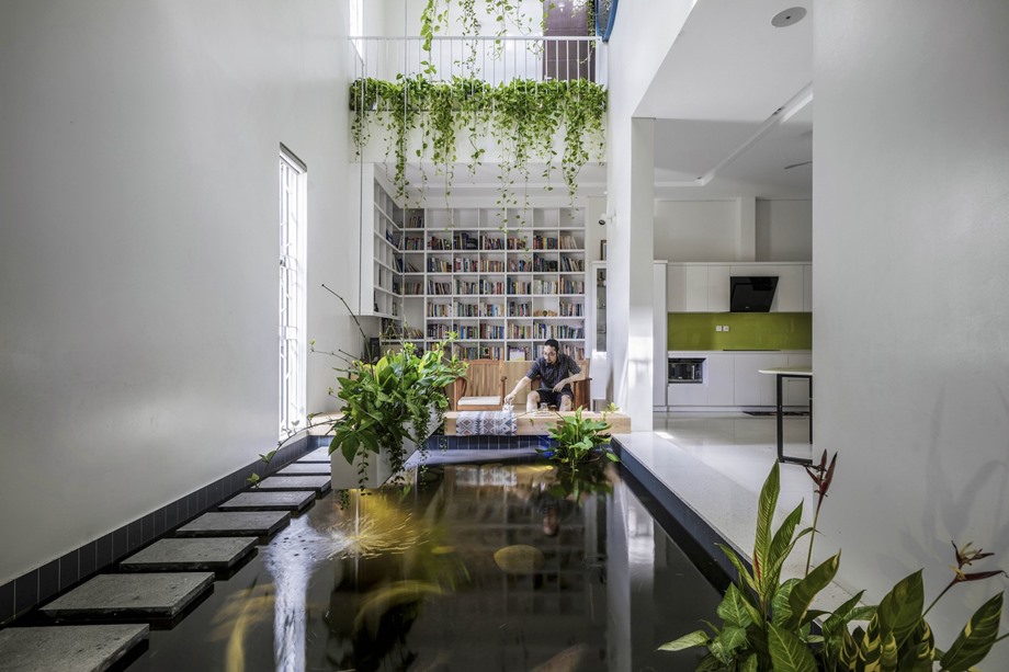 บ้านโถงสูงจัดสวนและบ่อปลาภายในบ้าน