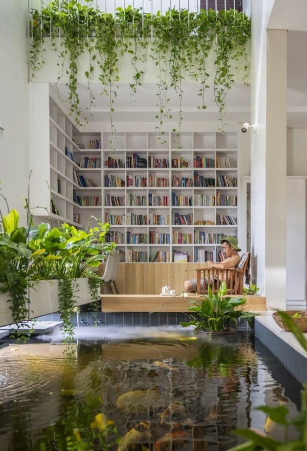 พื้นที่พักผ่อนในบ้านกับชั้นหนังสือ สวน และบ่อปลา