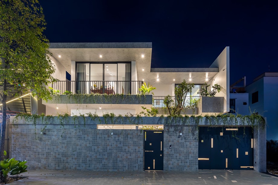 บ้านสองชั้นโมเดิร์นมีที่ว่างเชื่อมต่อธรรมชาติภายใน