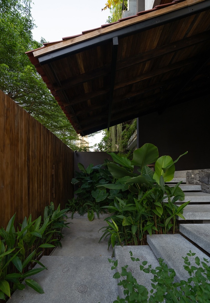 จัดสวนไม้ใบเขียวข้างๆ สเต็ปบันได