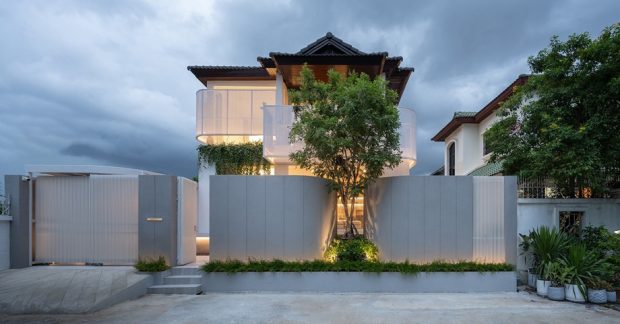 บ้านสีขาวฟาซาดโปร่งๆ ตกแต่งไฟสวยงาม