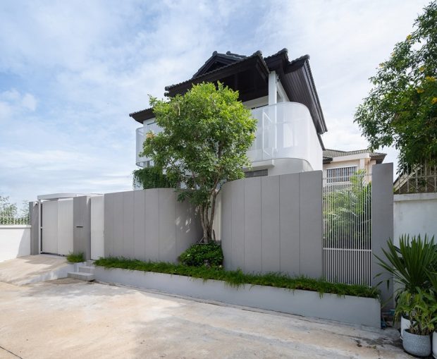 รีโนเวทบ้านอายุ 30 ปีในลุคโมเดิร์นสีขาว