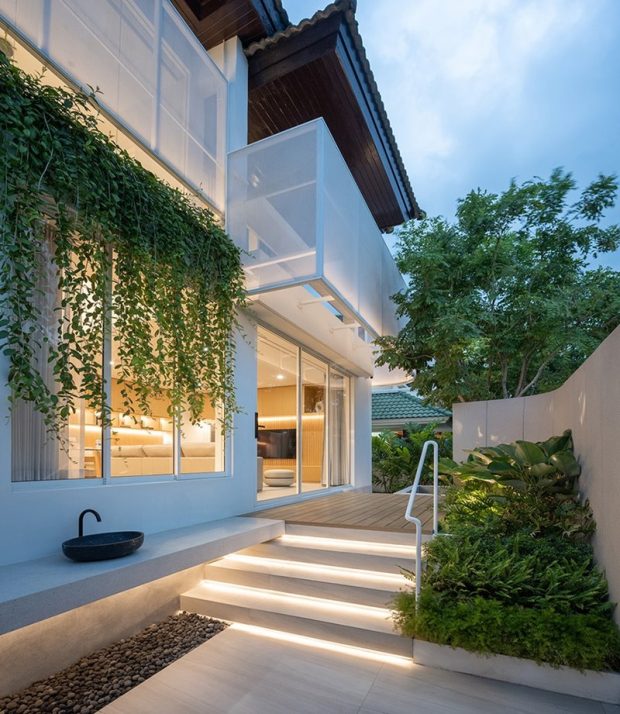 บ้านฟาซาดโปร่งๆ ตกแต่งต้นไม้และไฟสวยงาม