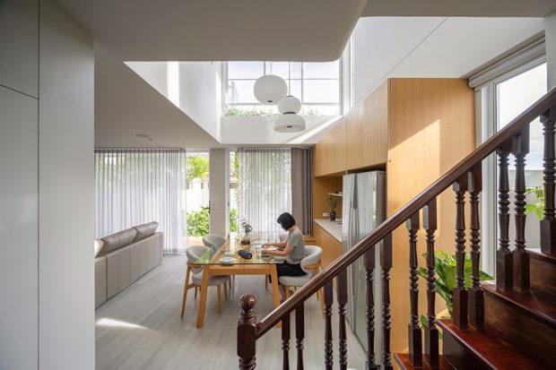 บ้านโมเดิร์นสีขาวตกแต่งไม้