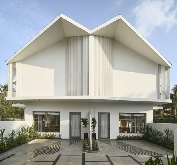 บ้านโมเดิร์นหลังคาจั่วแหลมคล้ายเครื่องบินกระดาษ