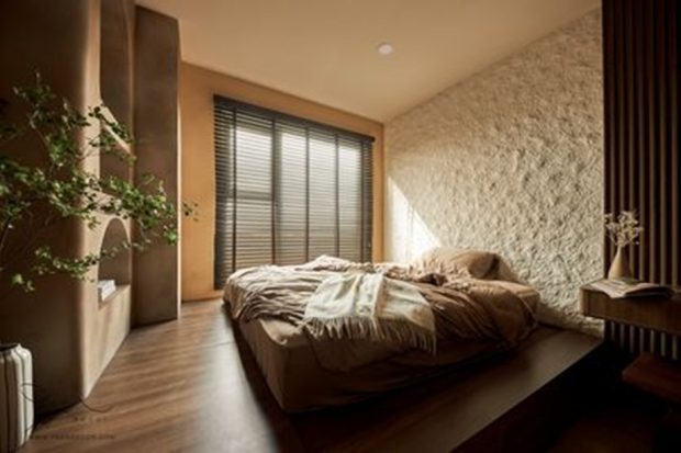 ห้องนอนโทนสีเบจ-น้ำตาลผนังตกแต่ง texture นูน