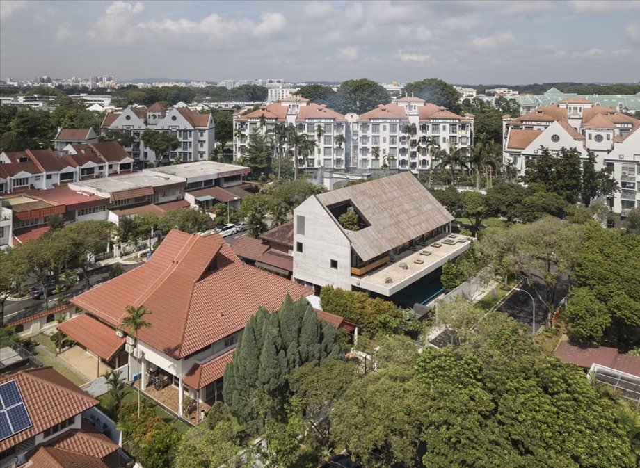 บ้านหลังคาจั่วเดียวลาดเอียงต่ำมีช่องเปิดบนหลังคา
