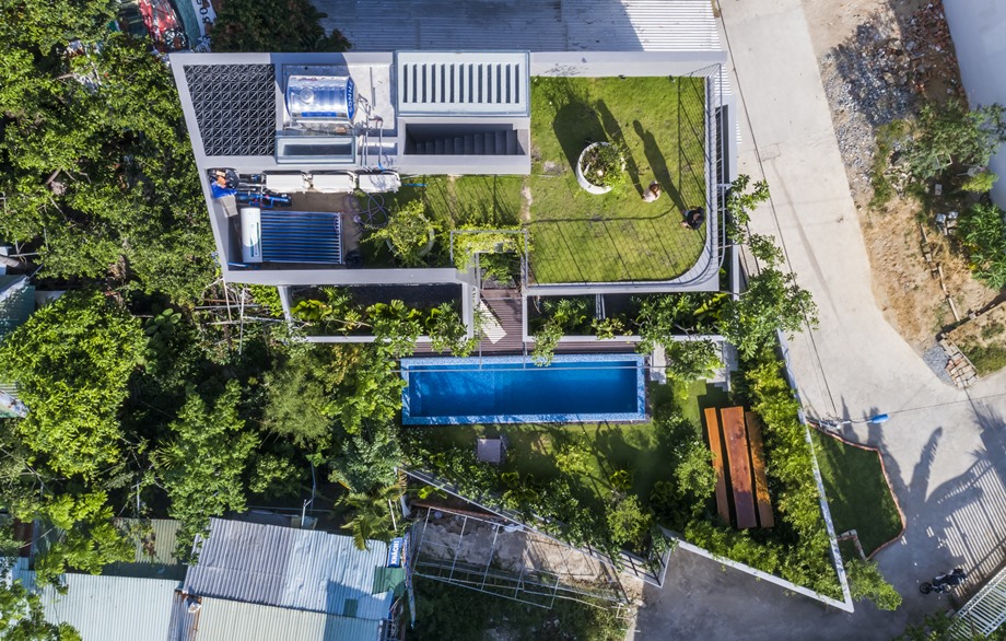 บ้านยั่งยืนมีสวนรอบบ้านและบนหลังคา