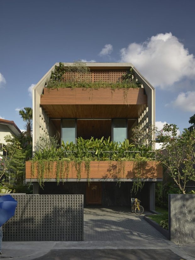 บ้านโมเดิร์นทรอปิคอลไม้สักมีคอร์ทยาร์ดภายใน