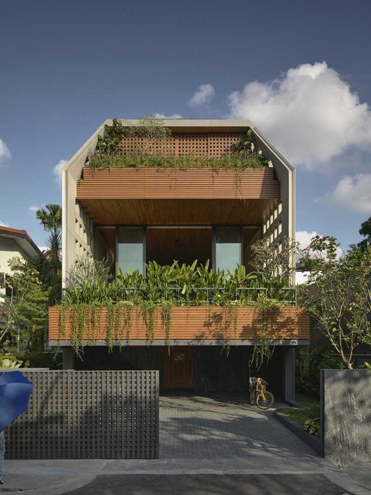 บ้านโมเดิร์นทรอปิคอลไม้สักมีคอร์ทยาร์ดภายใน