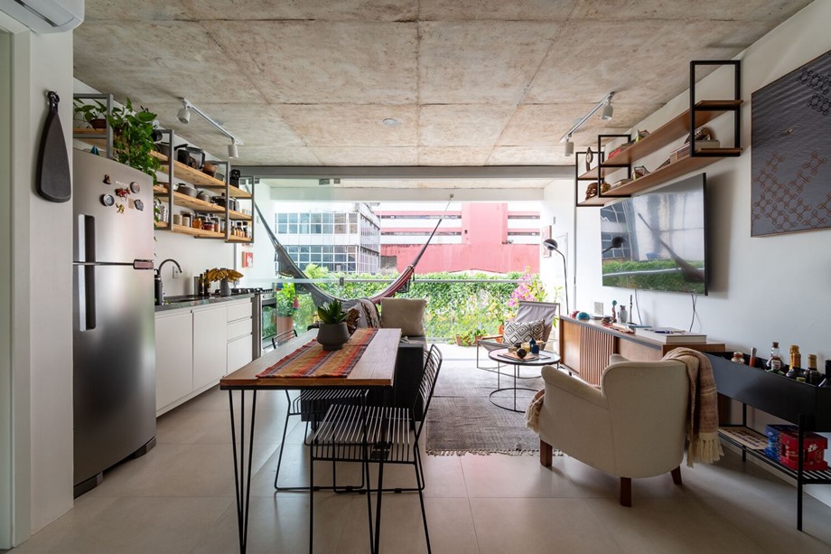 บ้านเปิดผนังกว้างโชว์เพดานคอนกรีตดิบๆ