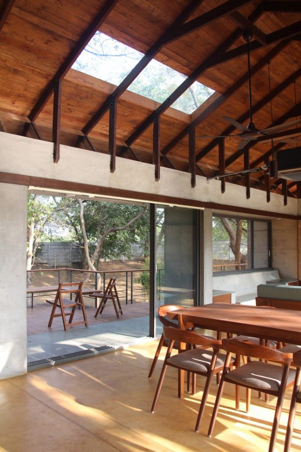 บ้านหลังคาจั่วสูงมีสกายไลท์ให้แสงจากด้านบน