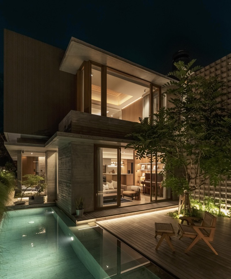 บรรยากาศบ้านและสระว่ายน้ำสวยๆ ช่วงค่ำ