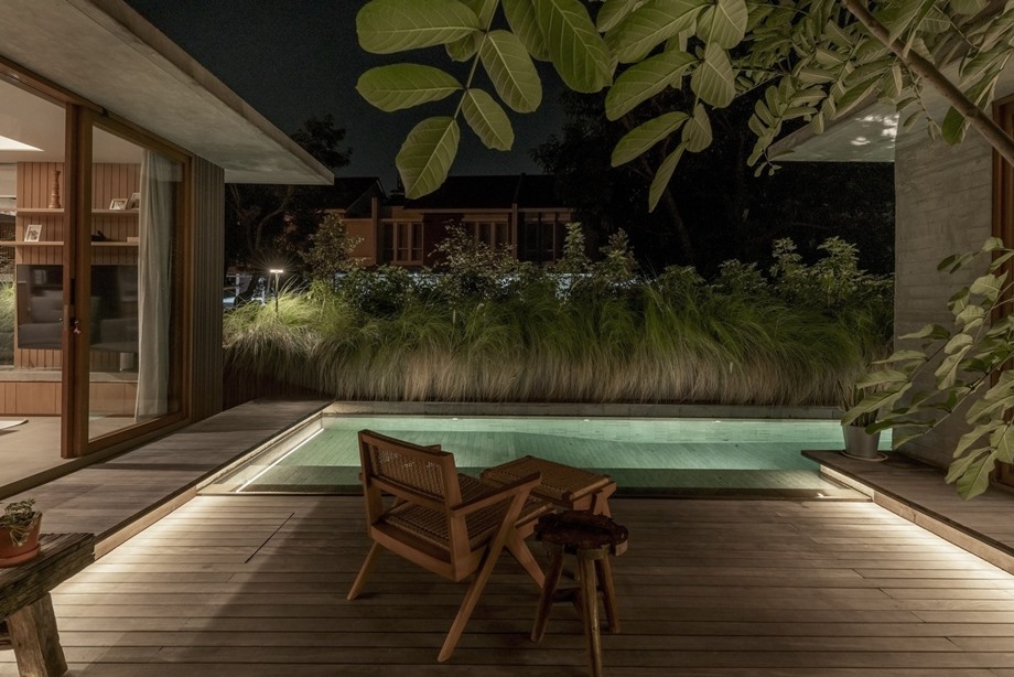 บรรยากาศบ้านและสระว่ายน้ำสวยๆ ช่วงค่ำ