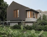 บ้านโมเดิร์นหลังคาจั่วกันสาดคอนกรีตรอบด้าน