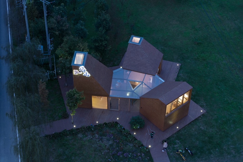 อาคารดีไซน์โมเดิร์นหลังคาทรงพีระมิดมี skylight