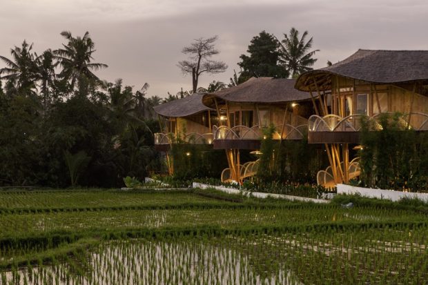 บรรยากาศรีสอร์ทสวยงามยามค่ำ