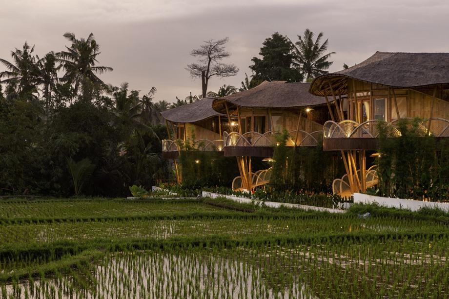 บรรยากาศรีสอร์ทสวยงามยามค่ำ
