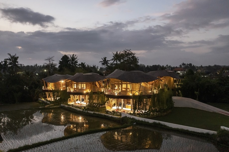 บรรยากาศรีสอร์ทสวยงามยามค่ำ