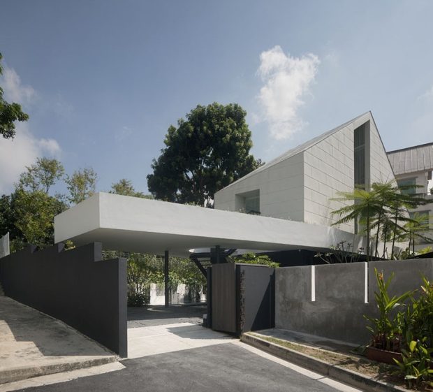 บ้านสไตล์โมเดิร์นหลังคาไม่สมมาตรคานยื่นขนาดใหญ่