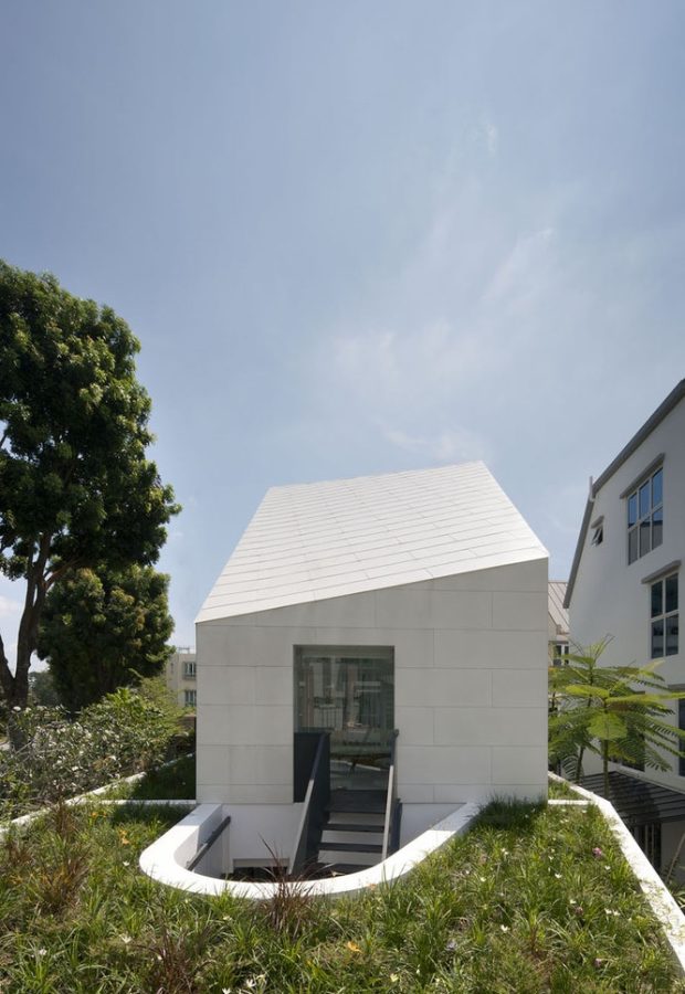 บ้านโมเดิร์นสีขาวมีสวนบนหลังคา