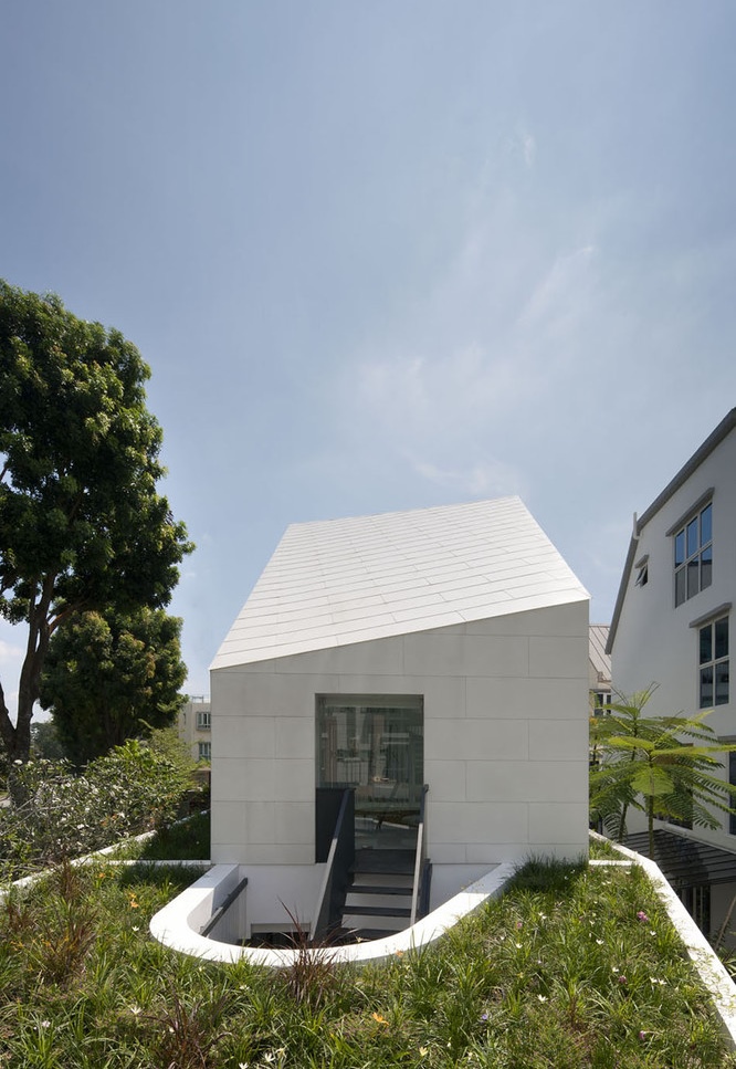 บ้านโมเดิร์นสีขาวมีสวนบนหลังคา
