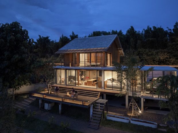 บรรยกาศบ้านพักช่วงค่ำสวยงามด้วยไฟประดับ