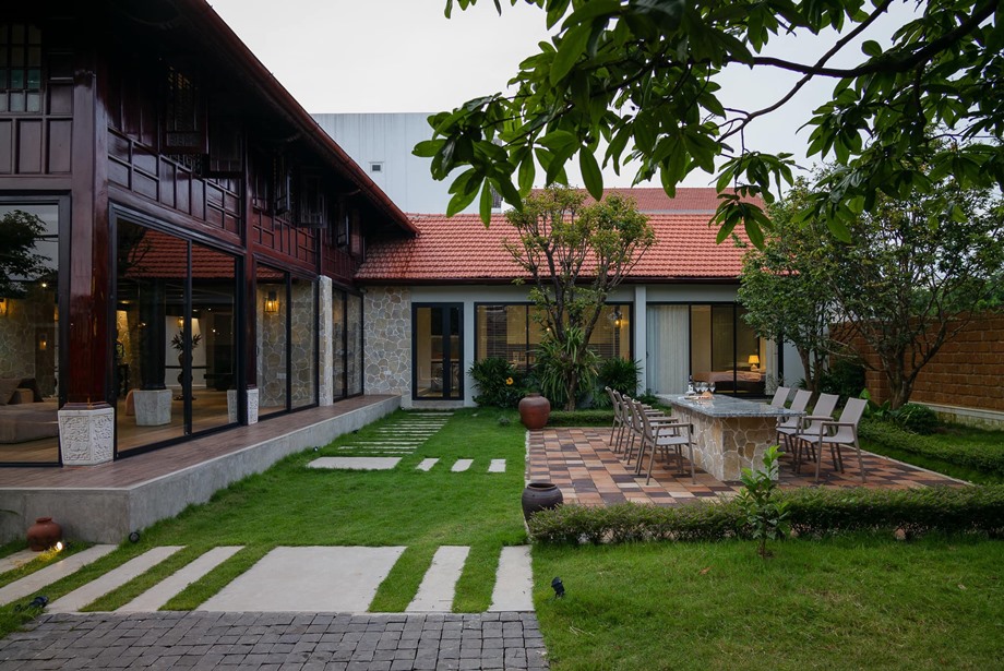 จัดสวนและพื้นที่นั่งเล่นนอกบ้าน