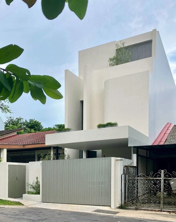 บ้านโมเดิร์นสีขาวตกแต่งผนังโค้ง