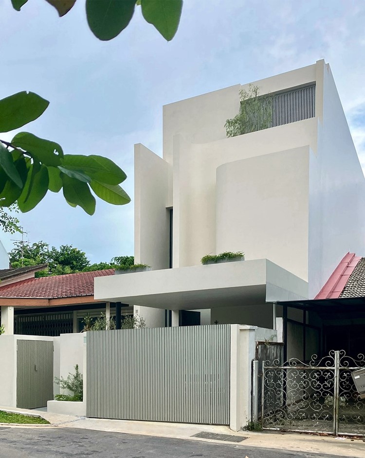 บ้านโมเดิร์นสีขาวตกแต่งผนังโค้ง