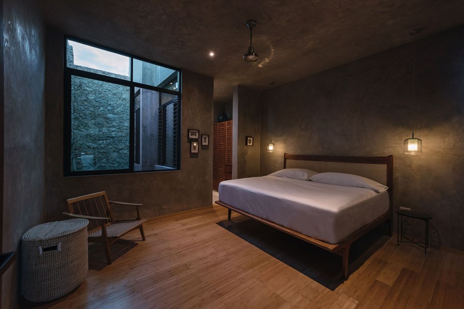 ห้องนอนผนังกระจกมองเห็นวิวสวนในบ้าน
