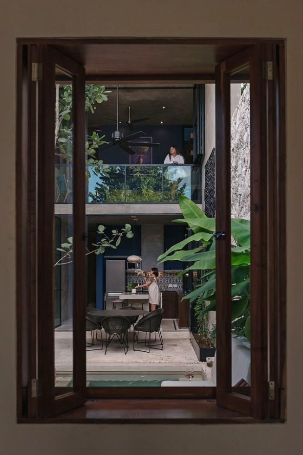 บ้านสองชั้นผนังกระจก