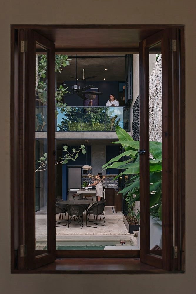 บ้านสองชั้นผนังกระจก