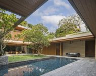 บ้านสไตล์เขตร้อนล้อมสวนและสระว่ายน้ำตรงกลาง