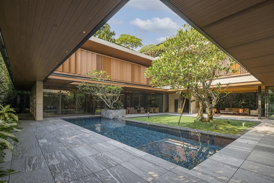 บ้านล้อมลานสวนและสระว่ายน้ำตรงกลาง