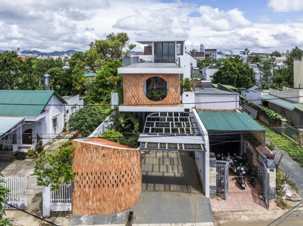 บ้านที่โดดเด่นด้วยอิฐและหน้าต่างวงกลม