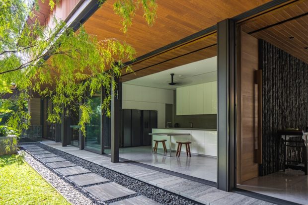 ห้องครัวสไตล์โมเดิร์นเปิดออกสู่สวน