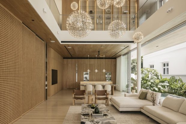 บ้านโถงสูงหรูหราด้วยโคมไฟระย้า Chandelier