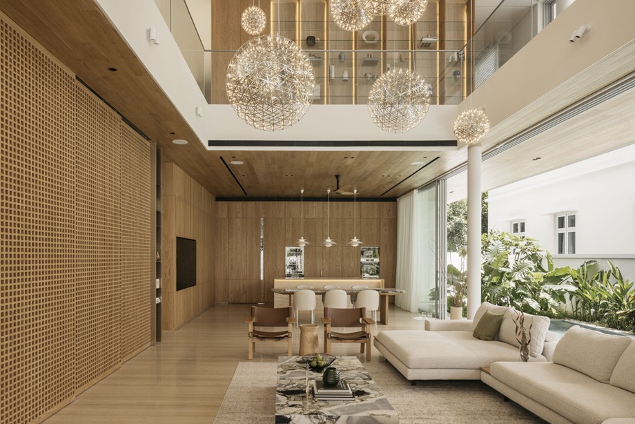 บ้านโถงสูงหรูหราด้วยโคมไฟระย้า Chandelier