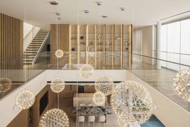 บ้านโถงสูงหรูหราด้วย Chandelier